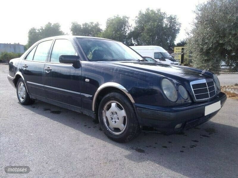 Usado Mercedes E300 Elegance 177 CV (130 kW) 1998 Azul Berlina