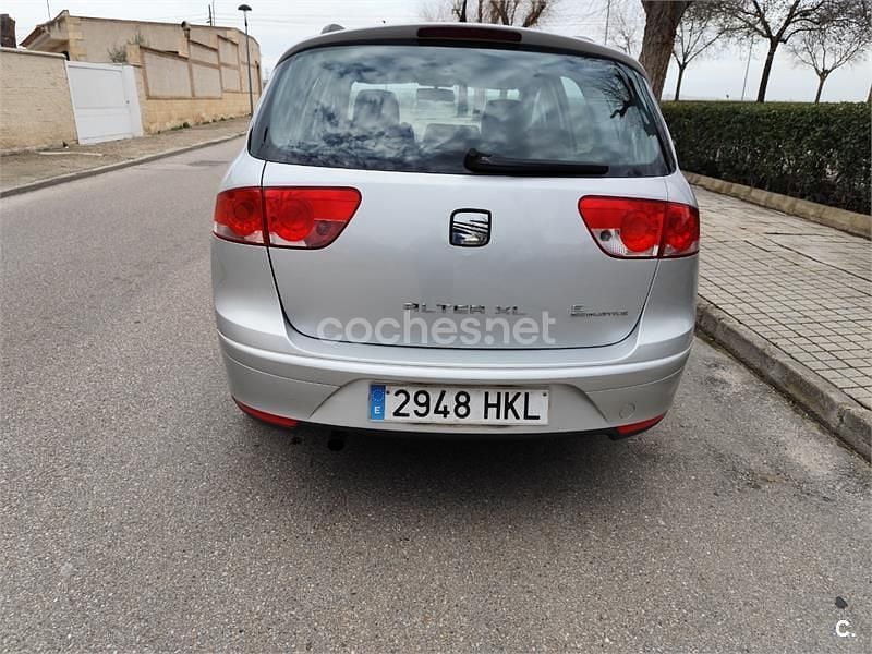 Usado Seat Altea XL Reference 105 CV (77 kW) 2012 Gris / plata Monovolumen