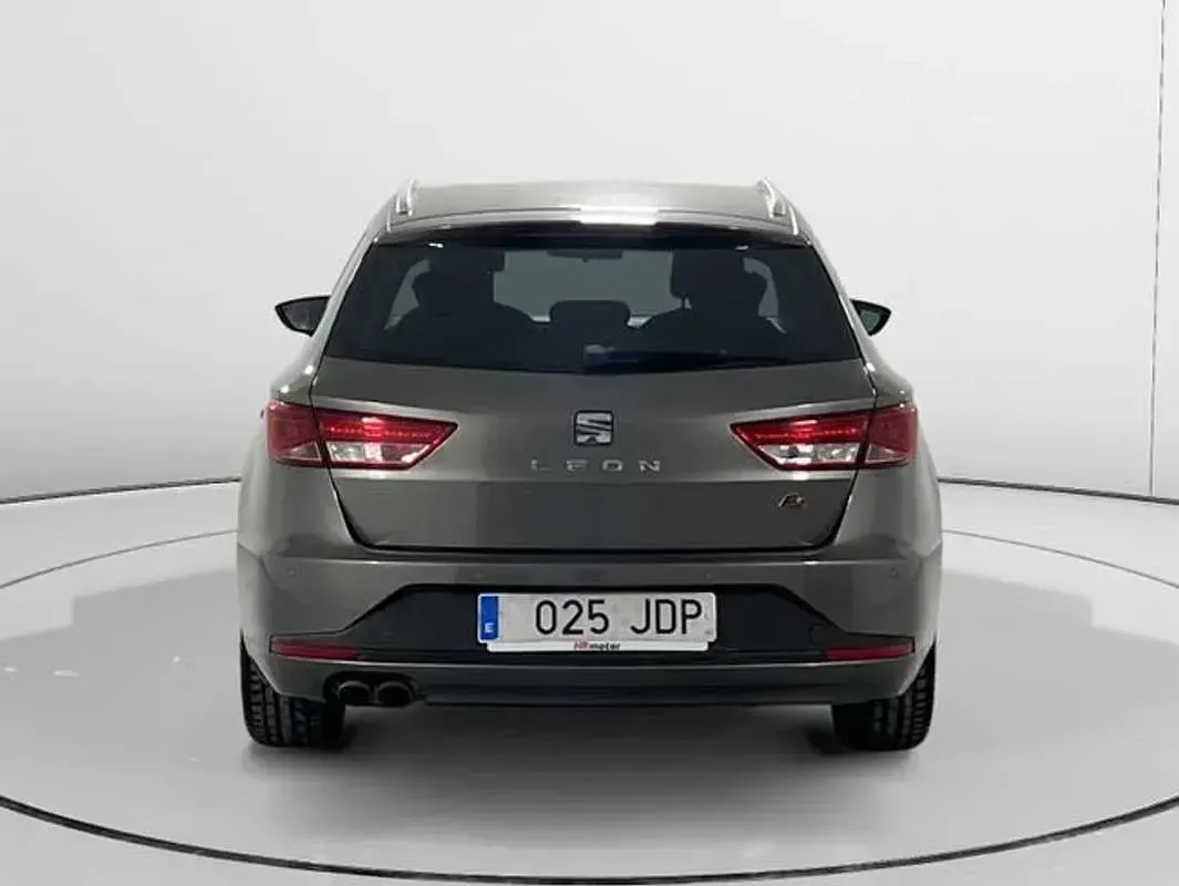 Usado Seat Leon FR 125 CV (91 kW) 2015 Gris Utilitario