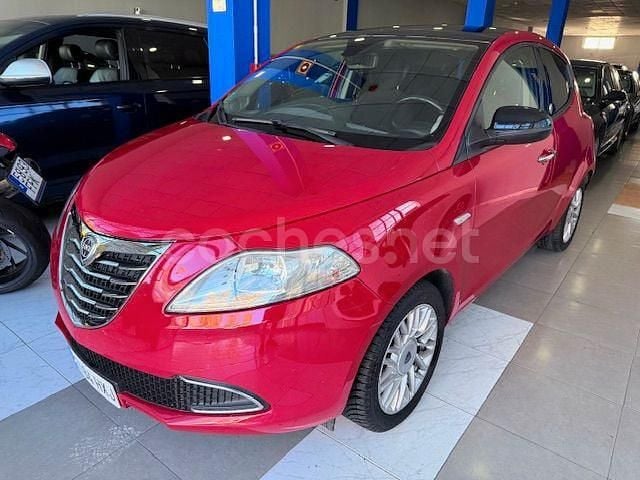 Usado Lancia Ypsilon Gold 69 CV (50 kW) 2014 Rojo Utilitario