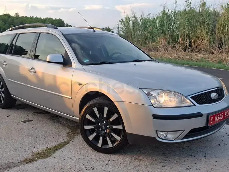 Usado Ford Mondeo Ghia 145 CV (106 kW) 2003 Gris / plata Familiar