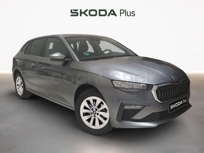 Usado Skoda Scala Selection 116 CV (85 kW) 2025 Gris / plata Utilitario