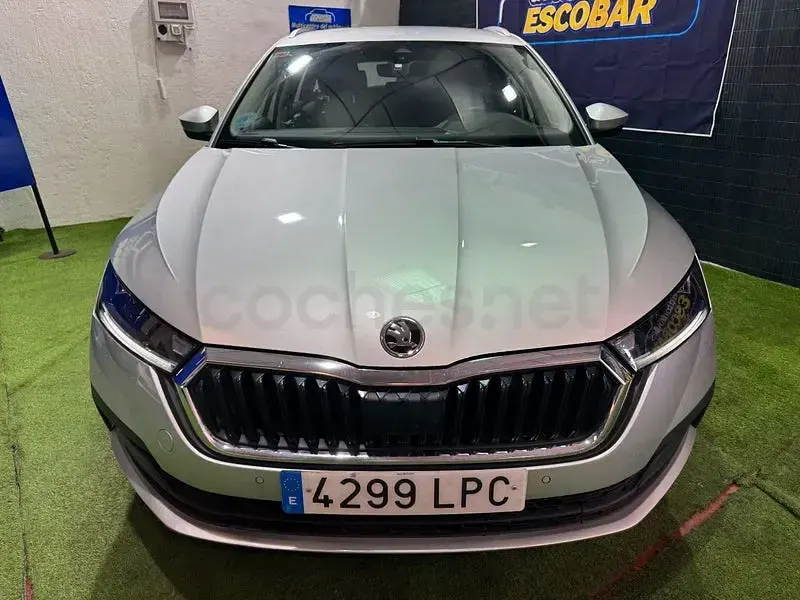 Usado Skoda Octavia Ambition 150 CV (110 kW) 2021 Gris / plata Familiar