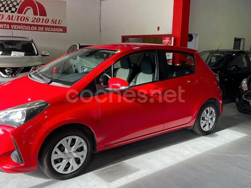 Usado Toyota Yaris Active 70 CV (51 kW) 2018 Rojo Berlina