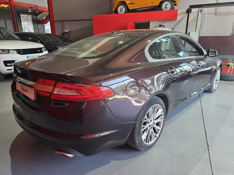 Usado Jaguar XF Premium Luxury 238 CV (175 kW) 2011 Granate Berlina