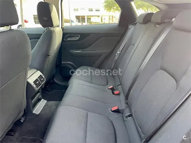 Usado Jaguar F-Pace Prestige 240 CV (176 kW) 2018 Gris / plata SUV
