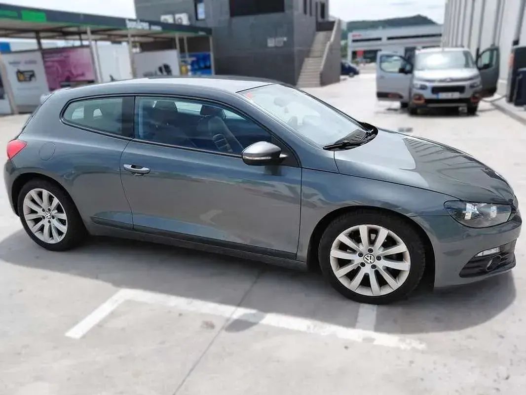 Usado VW Scirocco 140 CV (102 kW) 2010 Gris Coupe