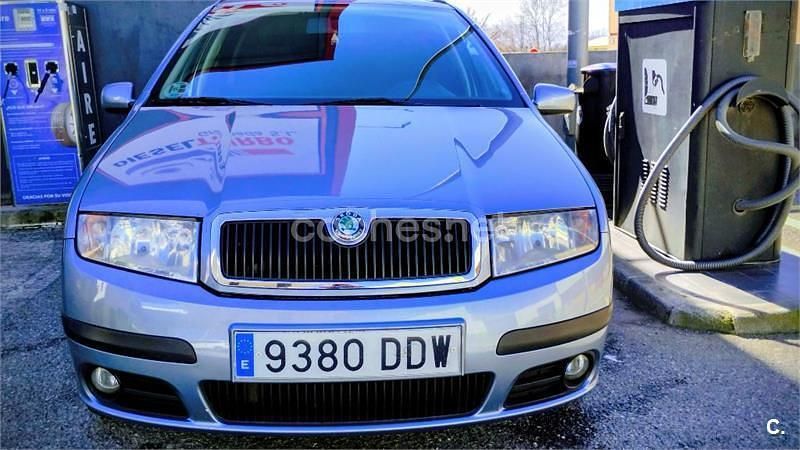 Usado Skoda Fabia 75 CV (55 kW) 2004 Azul Familiar
