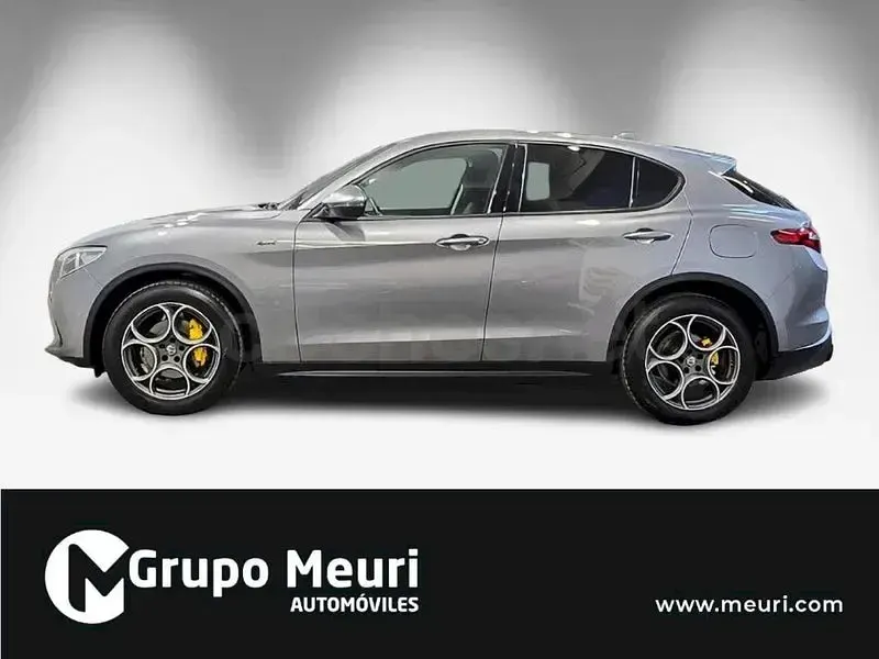 Usado Alfa Romeo Stelvio Sprint 190 CV (139 kW) 2021 Gris / plata SUV