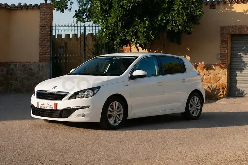 Usado Peugeot 308 Allure 110 CV (80 kW) 2015 Blanco Berlina