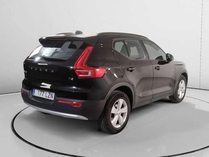 Käytetty Volvo XC40 129 HP (94 kW) 2022 Musta Katumaasturi