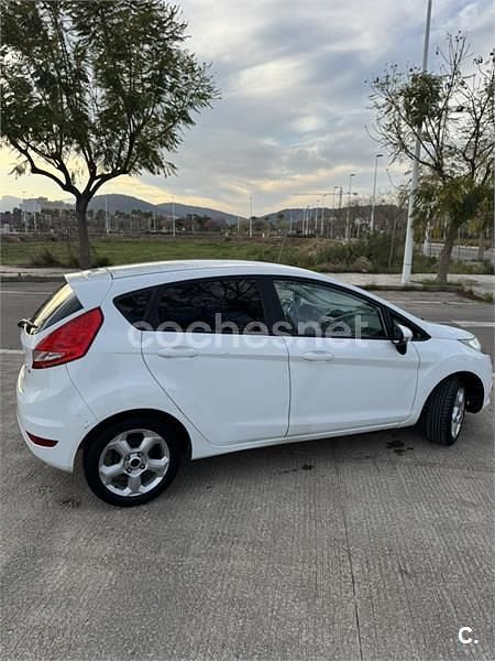 Usado Ford Fiesta Trend 82 CV (60 kW) 2011 Blanco Utilitario