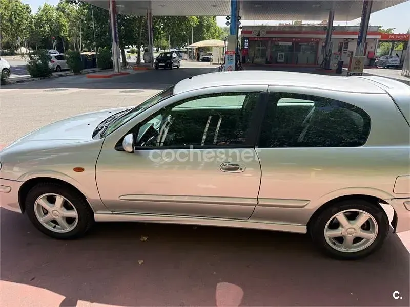 Usado Nissan Almera 114 CV (83 kW) 2002 Gris / plata Berlina