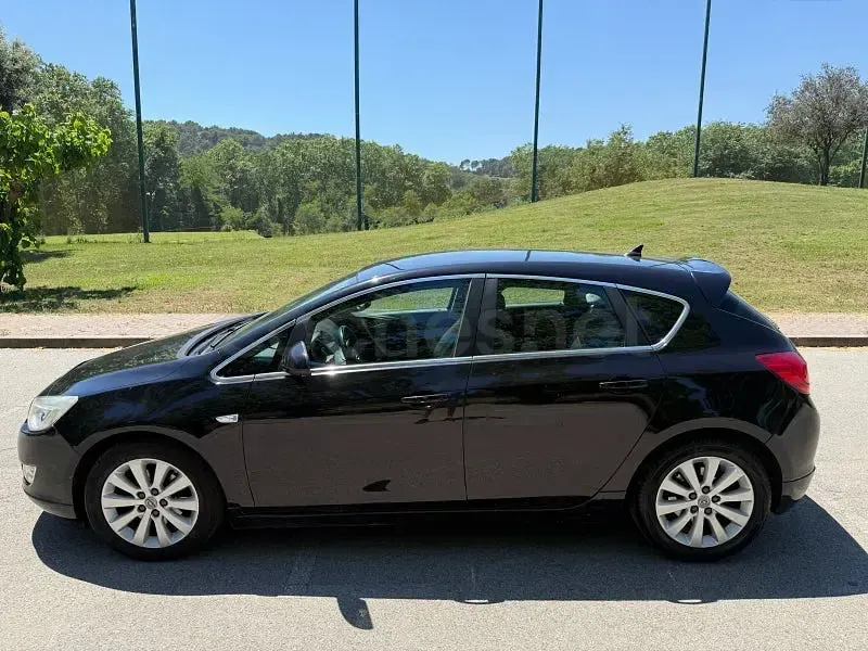 Usado Opel Astra Excellence 165 CV (121 kW) 2012 Negro Berlina