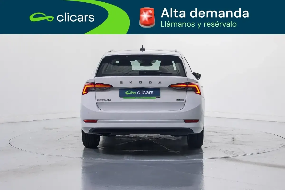 Usado Skoda Octavia Ambition 110 CV (80 kW) 2021 Blanco Familiar