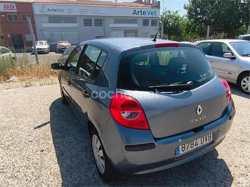 Usado Renault Clio II Dynamique 85 CV (62 kW) 2006 Verde Berlina