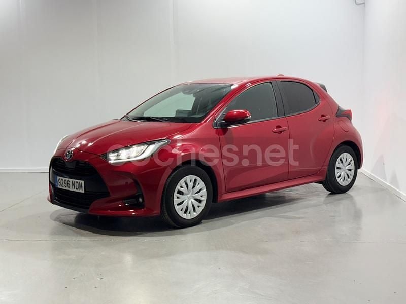 Rojo Usado 2022 Toyota Yaris Hybrid Active Berlina | 16.999 € (Super precio) - Imagen 1/4