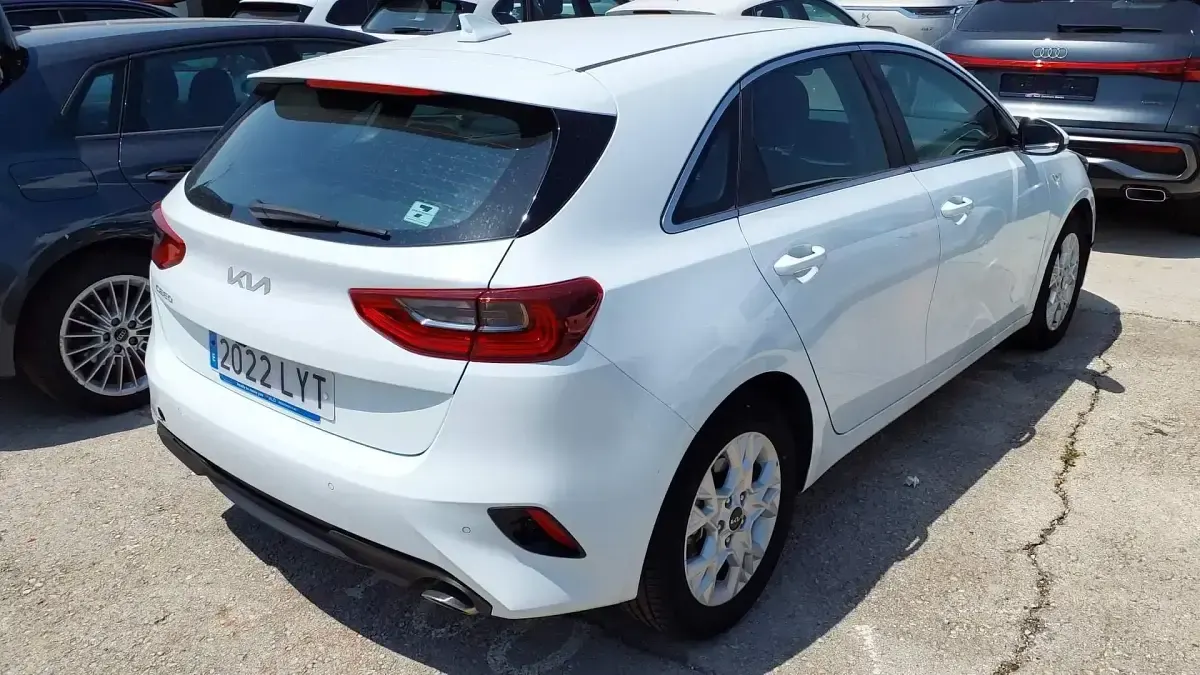 Usado Kia Ceed 101 CV (74 kW) 2022 Blanco Utilitario
