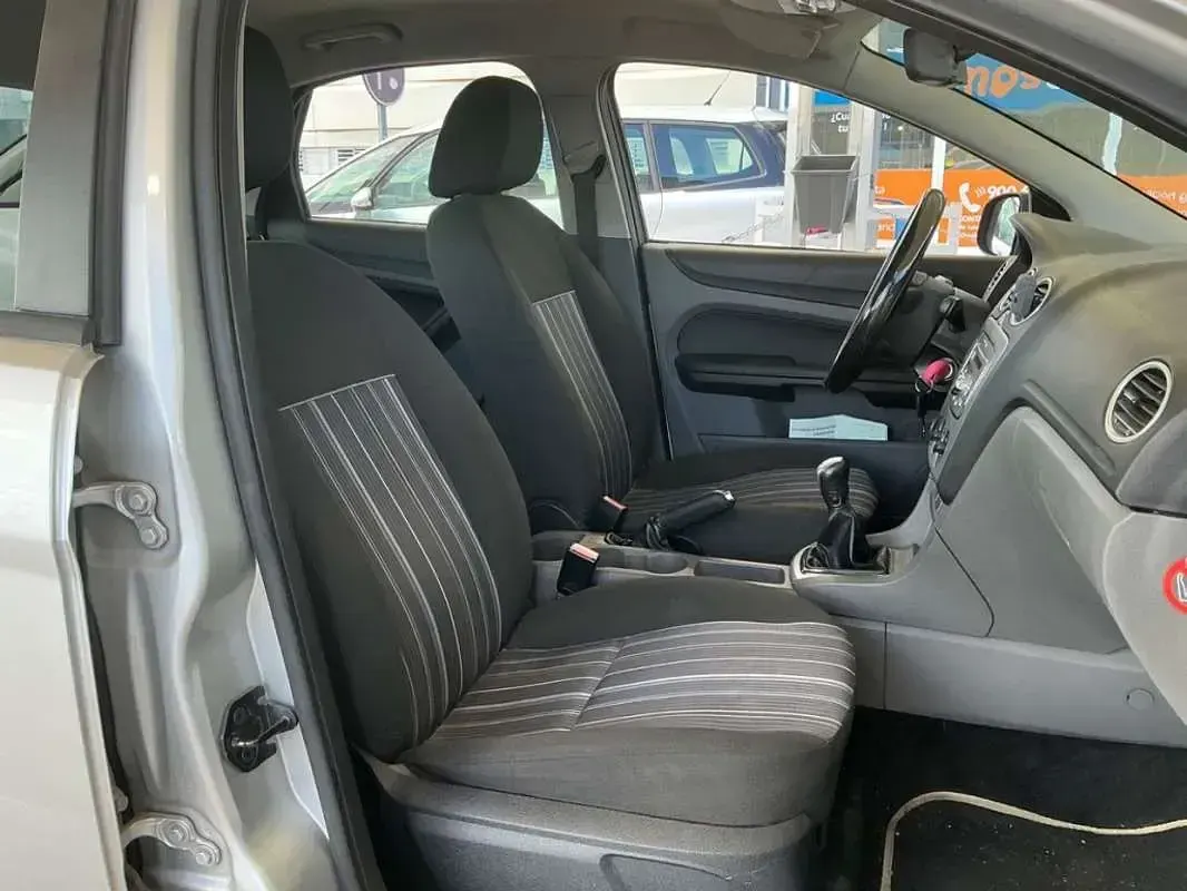Usado Ford Focus Trend 90 CV (66 kW) 2008 Gris Utilitario