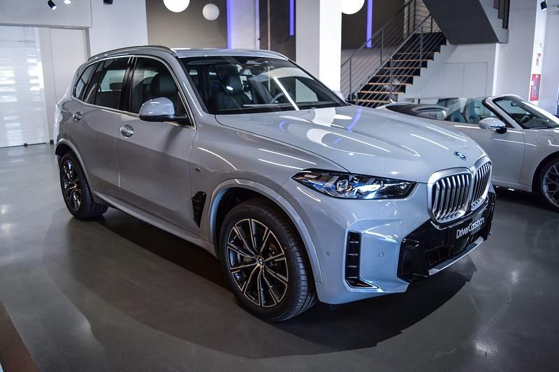 Usado BMW X5 Comfort Edition 489 CV (359 kW) 2025 Gris / plata SUV