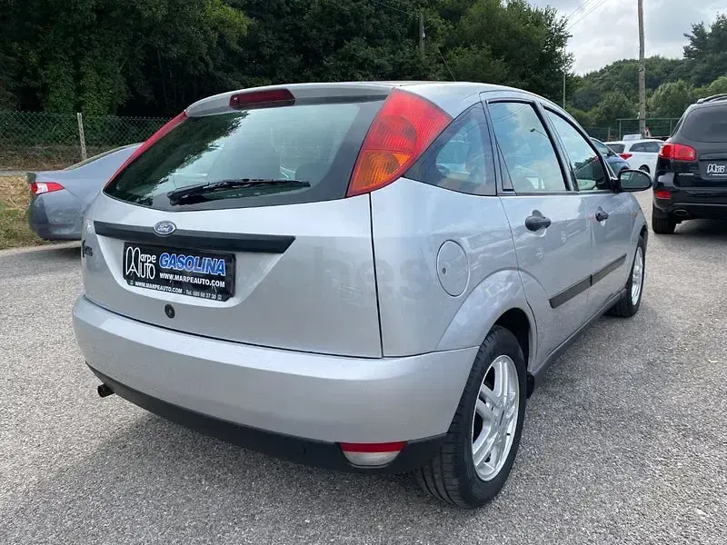Usado Ford Focus Ambiente 100 CV (73 kW) 2000 Gris / plata Berlina