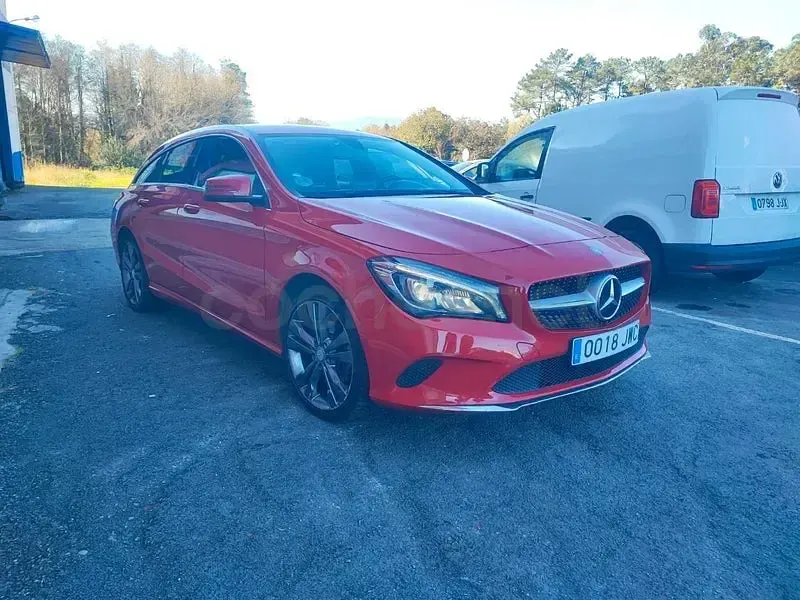 Usado Mercedes CLA200 Shooting Brake 136 CV (100 kW) 2017 Rojo Familiar