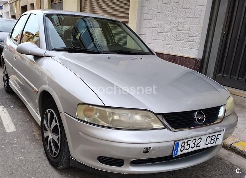 Gris / plata Usado 2000 Opel Vectra Berlina | 1500 € (Precio justo) - Imagen 1/4
