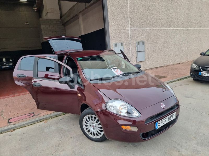 Usado Fiat Punto Pop 77 CV (56 kW) 2013 Granate Utilitario