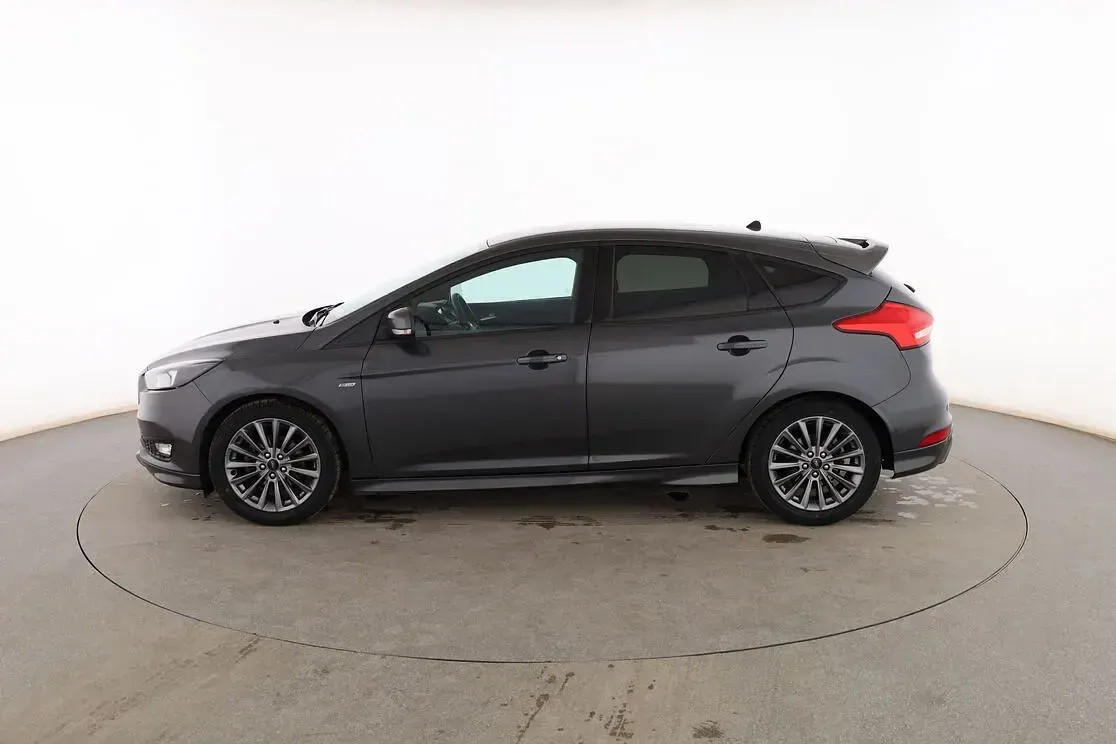 Usado Ford Focus ST-Line 120 CV (88 kW) 2018 Gris Berlina