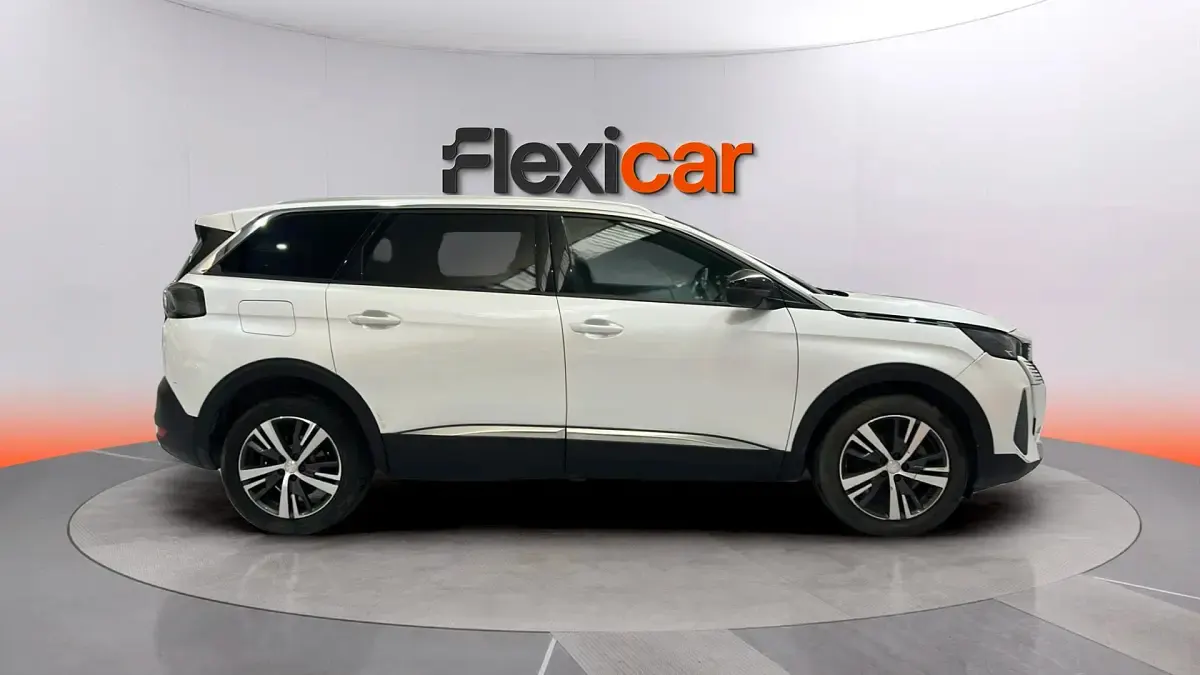 Usado Peugeot 5008 Allure 130 CV (95 kW) 2024 Blanco SUV