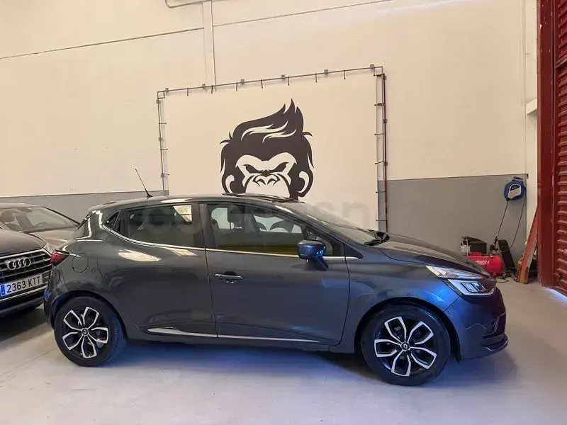 Usado Renault Clio IV Zen 90 CV (66 kW) 2017 Gris / plata Berlina