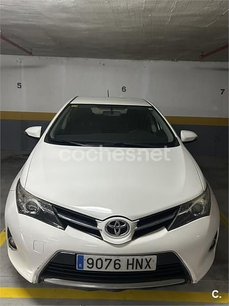 Usado Toyota Auris Active 126 CV (92 kW) 2013 Blanco Berlina
