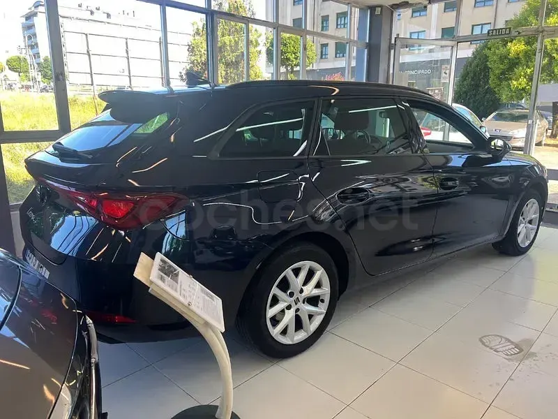 Usado Seat Leon FR 150 CV (110 kW) 2023 Negro Familiar