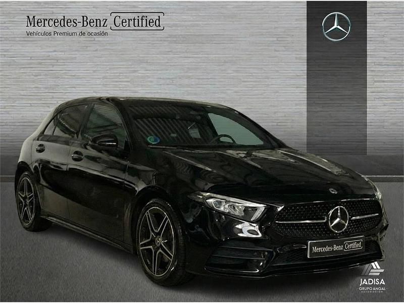 Usado Mercedes A180 AMG line 136 CV (100 kW) 2025 Negro noche Berlina