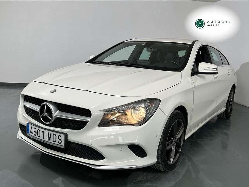 Usado Mercedes CLA220 Shooting Brake 177 CV (130 kW) 2016 Blanco Familiar