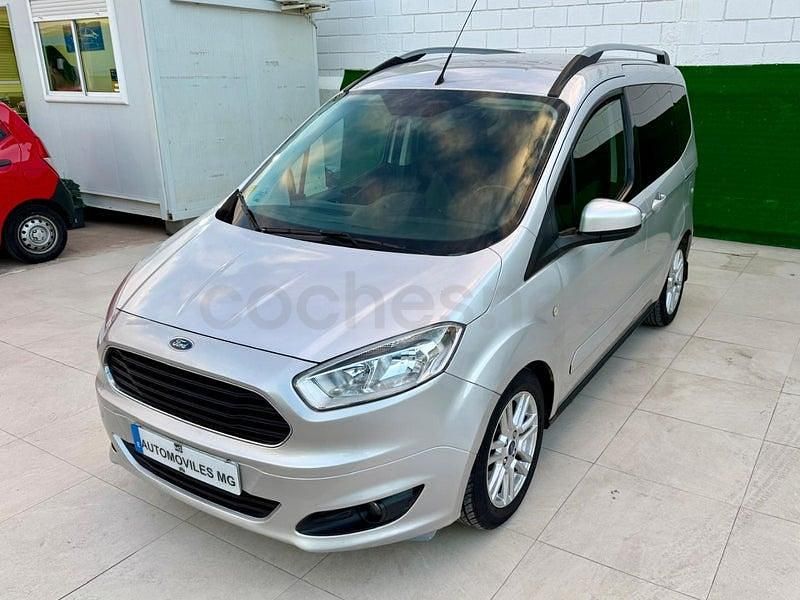 Usado Ford Tourneo Courier Ambiente 95 CV (69 kW) 2016 Gris / plata Monovolumen