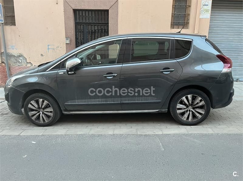 Usado Peugeot 3008 Style 120 CV (88 kW) 2015 Gris / plata Familiar