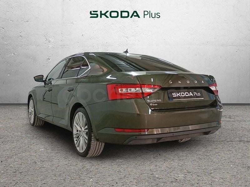 Usado Skoda Superb Ambition 150 CV (110 kW) 2023 Verde Berlina