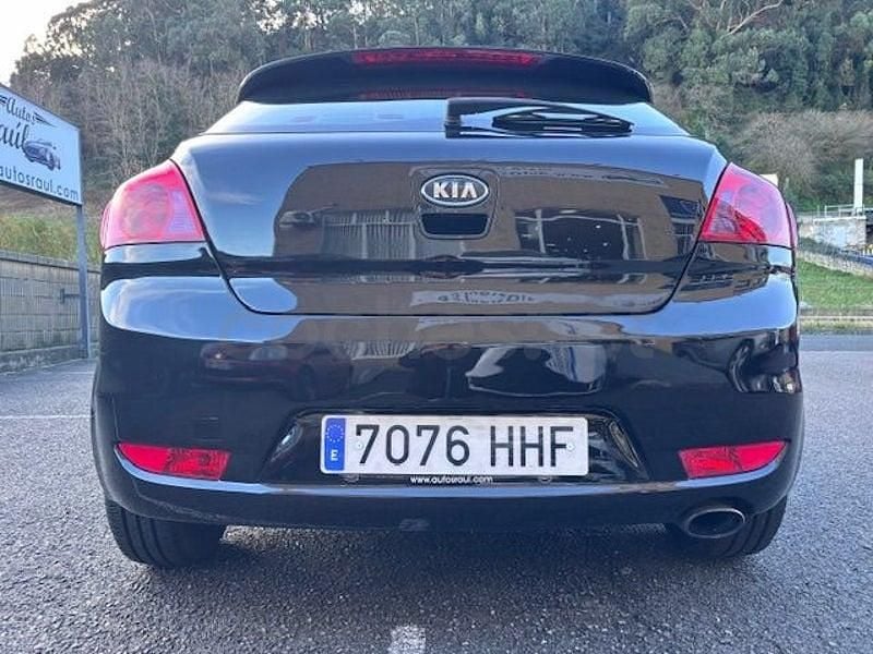 Usado Kia ProCeed 90 CV (66 kW) 2011 Negro Utilitario