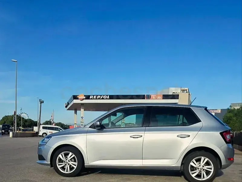 Usado Skoda Fabia Ambition 95 CV (69 kW) 2020 Gris / plata Utilitario