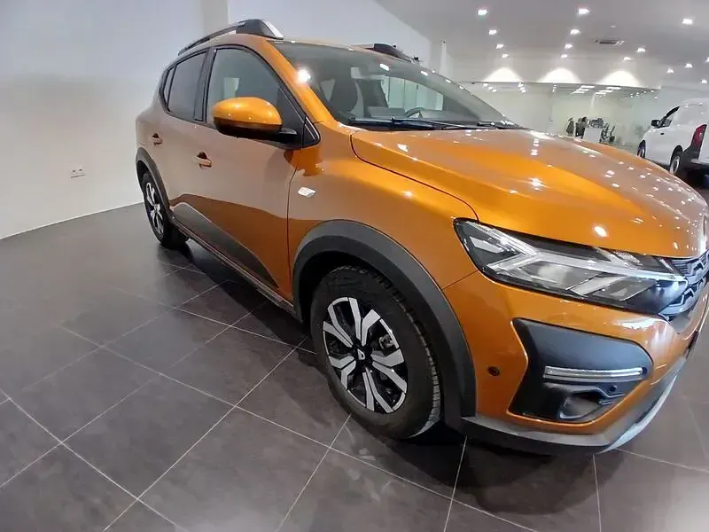 Usado Dacia Sandero Comfort 91 CV (66 kW) 2022 Naranja Berlina