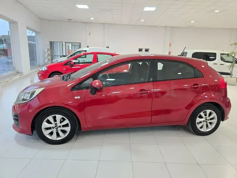 Usado Kia Rio 84 CV (61 kW) 2017 Granate Berlina
