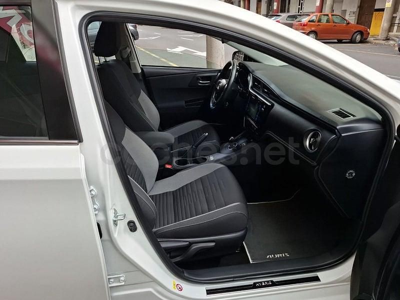 Usado Toyota Auris Hybrid Business Edition 136 CV (100 kW) 2019 Blanco Berlina