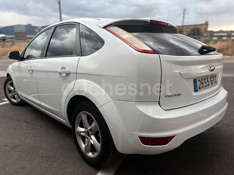 Usado Ford Focus Trend 109 CV (80 kW) 2010 Blanco Berlina