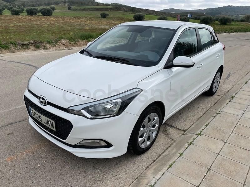 Blanco Usado 2015 Hyundai i20 Berlina | 9490 € (Precio justo) - Imagen 1/4
