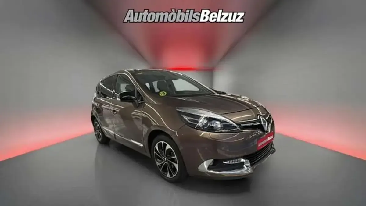 Usado Renault Scénic Bose Edition 131 CV (96 kW) 2014 Marrón Monovolumen