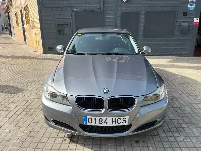 Usado BMW 318 143 CV (105 kW) 2011 Gris / plata Berlina