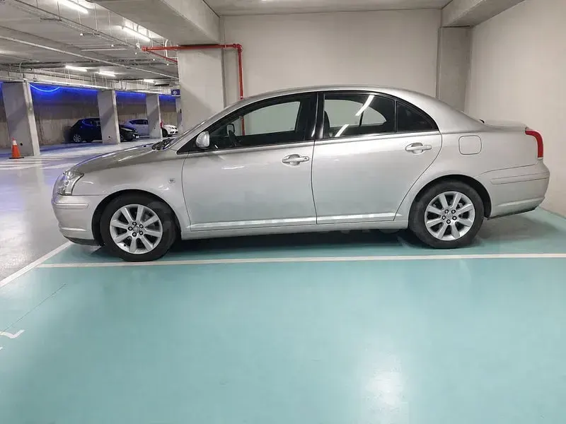 Usado Toyota Avensis Sol 129 CV (94 kW) 2003 Beige Berlina