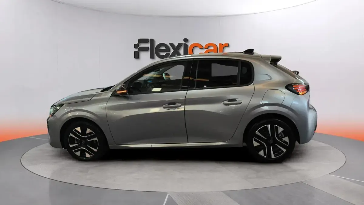 Usado Peugeot 208 Allure 101 CV (74 kW) 2025 Gris Utilitario
