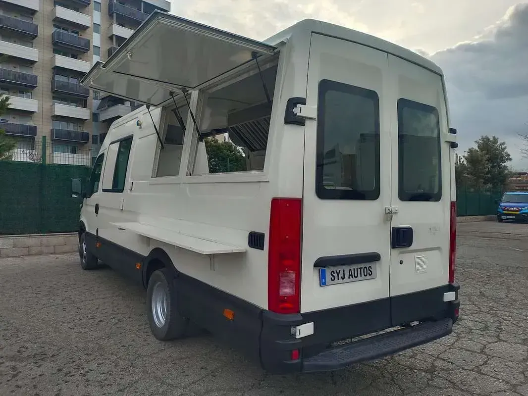 Usado Iveco 35.12 116 CV (85 kW) 2006 Blanco Van